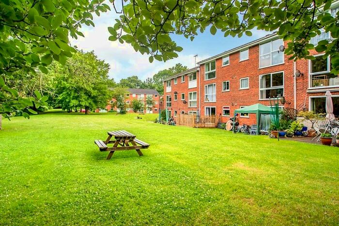 2 Bedroom Flat To Rent In Nightingale Walk, Hemel Hempstead, Hertfordshire, HP2