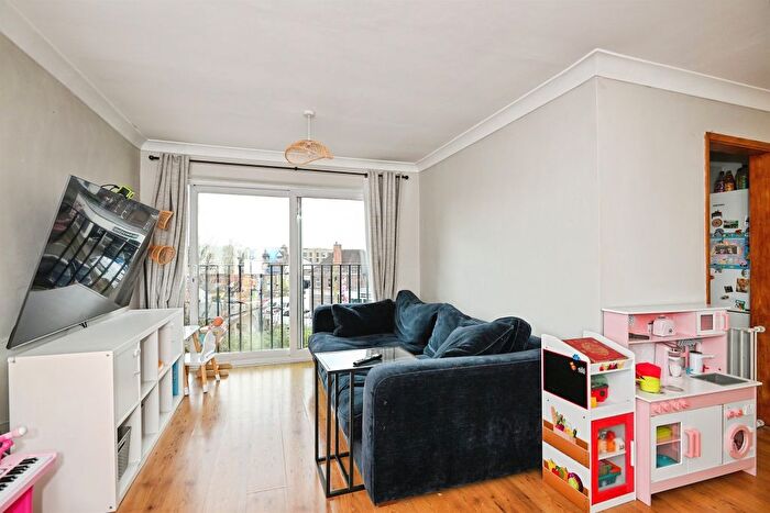 2 Bedroom Flat For Sale In Springvale, Maidstone, ME16