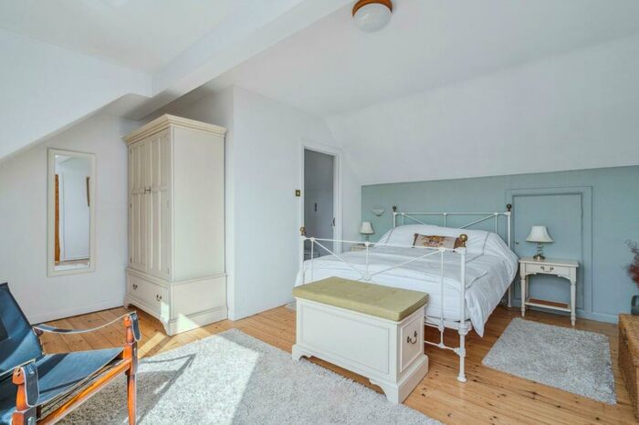 3 Bedroom Detached House For Sale In Woodside Close, Chalfont St Peter, Gerrards Cross, SL9