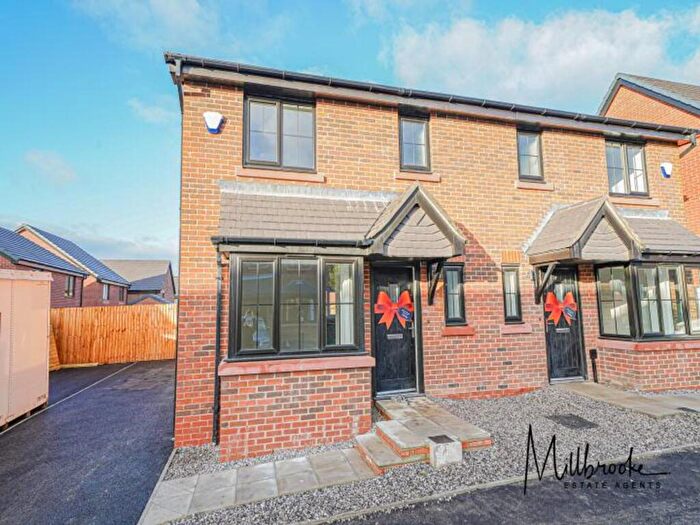 3 Bedroom Semi-Detached House To Rent In Weavers Close, Worsley, M28