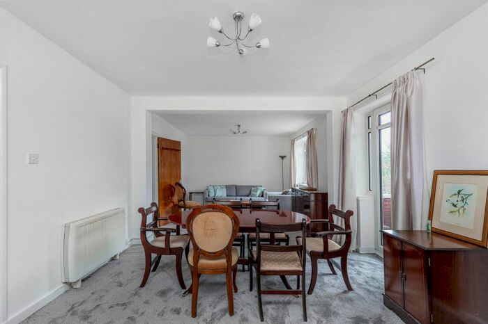 2 Bedroom Flat To Rent In Cromwell Court, Kingston Hill, Kingston Upon Thames, Surrey, KT2