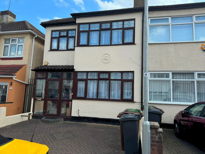 3 Bedroom Semi-Detached House To Rent In Dagenham, RM8