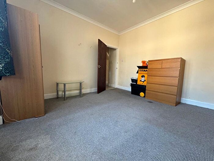 1 Bedroom Flat To Rent In East Avenue, Hayes, Middlesex, UB3