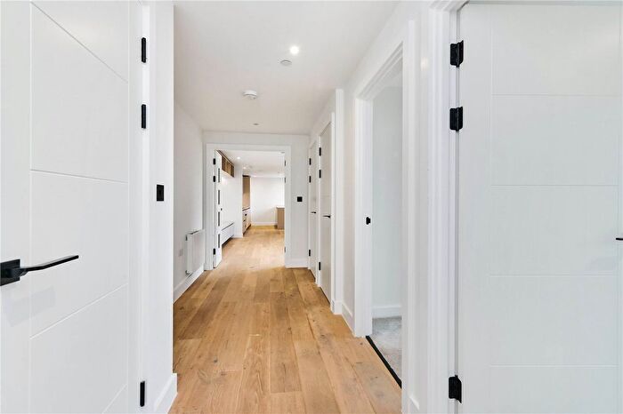 2 Bedroom Flat To Rent In Balham High Road, London, SW12