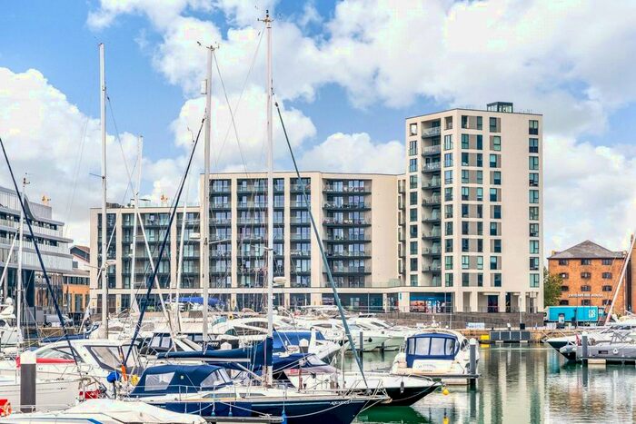 2 Bedroom Flat To Rent In Maritime Walk, Ocean Village, Southampton, Hampshire, SO14