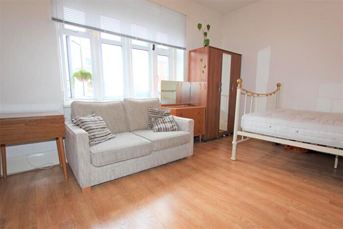 Studio To Rent In Green Lanes, Palmers Green, N13