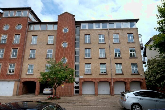 2 Bedroom Flat To Rent In Andes Close, Ocean Village, SO14