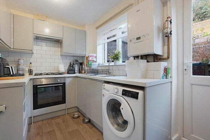 3 Bedroom Terraced House To Rent In Beacon Road, Chatham, ME5
