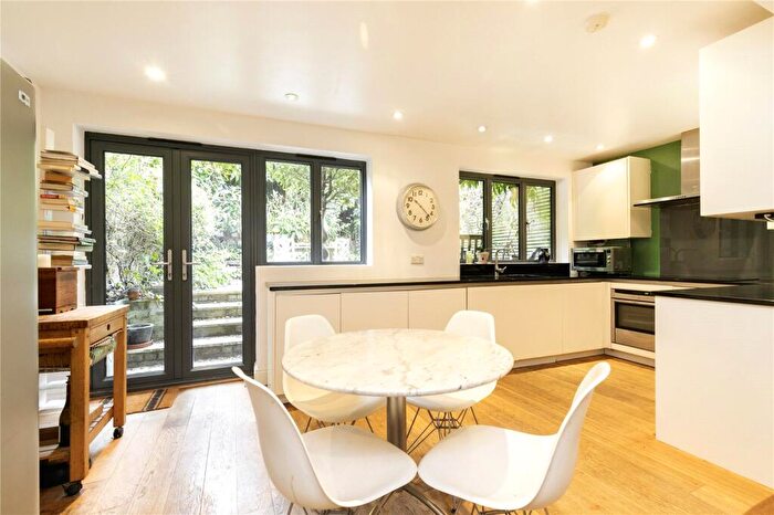 4 Bedroom Apartment For Sale In Ockendon Road, De Beauvoir, Islington, London, N1