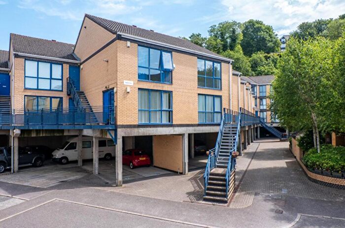 2 Bedroom Flat For Sale In Valetta Way, Rochester, ME1
