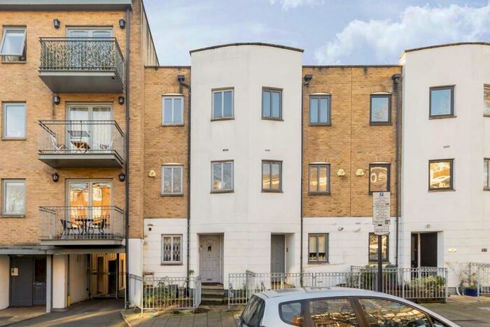 Flat To Rent In Canonbury Street, Islington, N1