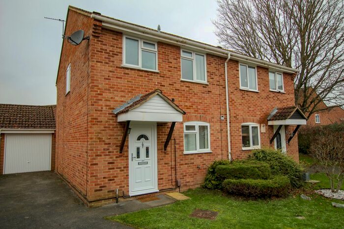 3 Bedroom Semi-Detached House To Rent In Fyfield Road, Thatcham RG19