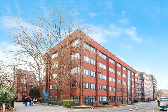 2 Bedroom Flat For Sale In Farnsby Street, Swindon, Wiltshire, SN1