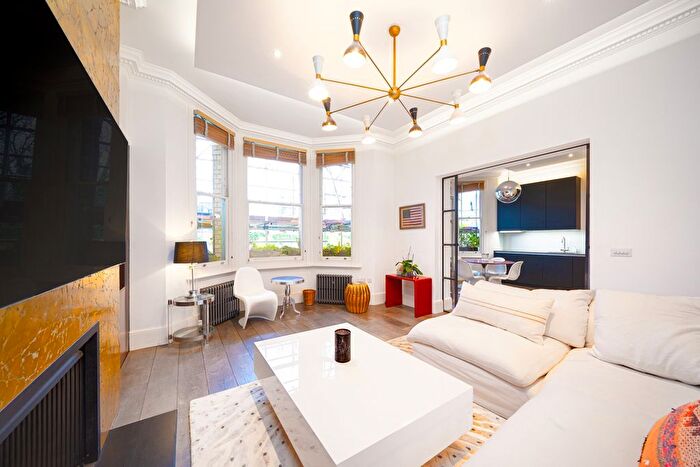 2 Bedroom Flat For Sale In Elm Park Gardens, Chelsea, London, United Kingdom, SW10