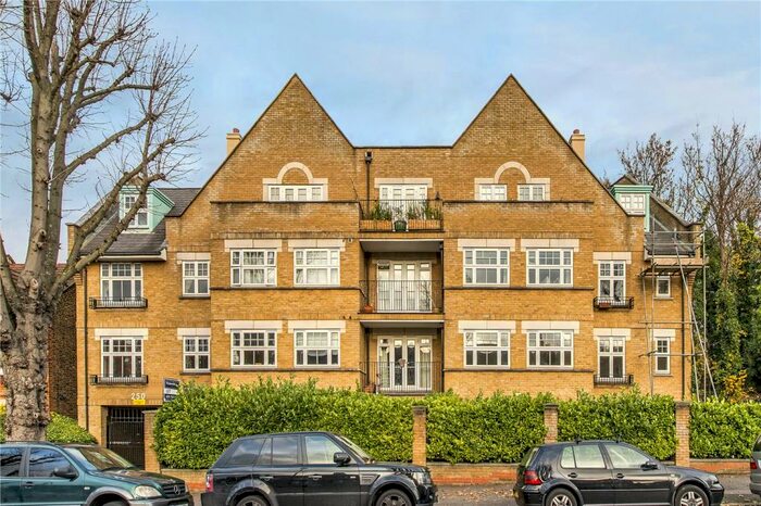 2 Bedroom Apartment To Rent In Rosendale Road, London, SE24