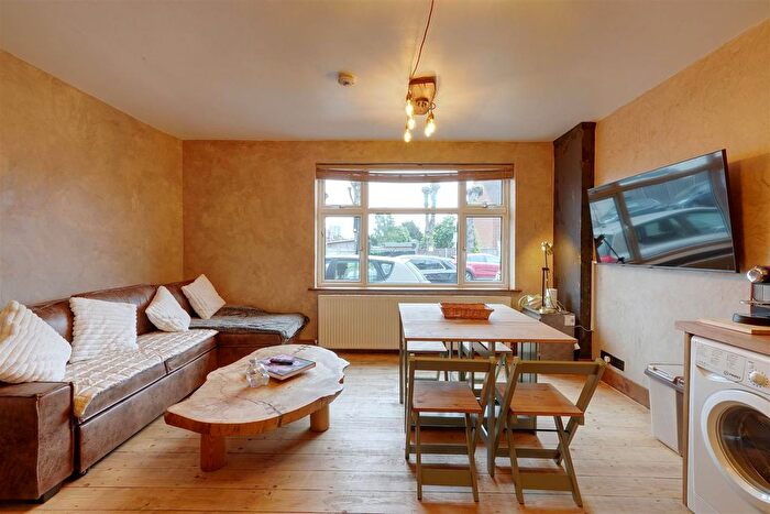 1 Bedroom Property To Rent In Columbia Avenue, Edgware, London, HA8