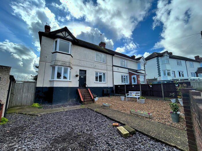 1 Bedroom Flat To Rent In Upper Flat Cedar Road, Rochester, Kent, ME2