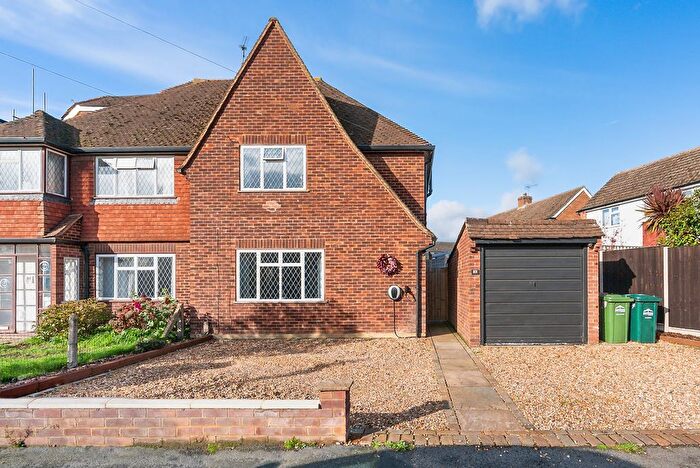 3 Bedroom Semi-Detached House For Sale In Sheep Walk, Shepperton, TW17