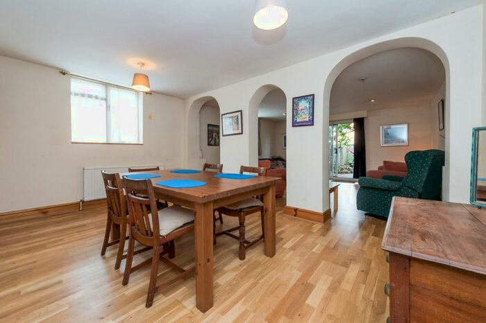 4 Bedroom Semi-Detached House To Rent In Evesham Way, Battersea, London, SW11