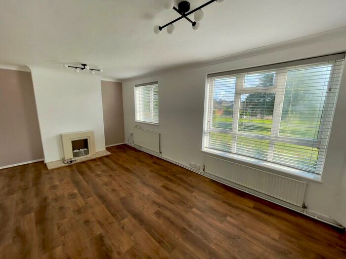 2 Bedroom Flat To Rent In Tinshill Mount, Leeds, West Yorkshire, LS16