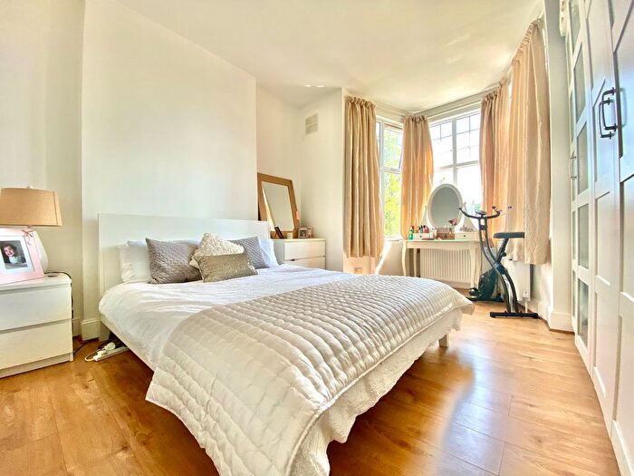 2 Bedroom Flat To Rent In St Marys Avenue, Finchley Central, London, N3