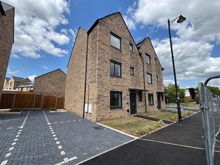 3 Bedroom Semi-Detached House To Rent In Downham Boulevard, Ravenswood, Ipswich, IP3