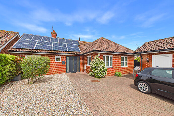 4 Bedroom Detached Bungalow For Sale In The Green, Barrow, IP29