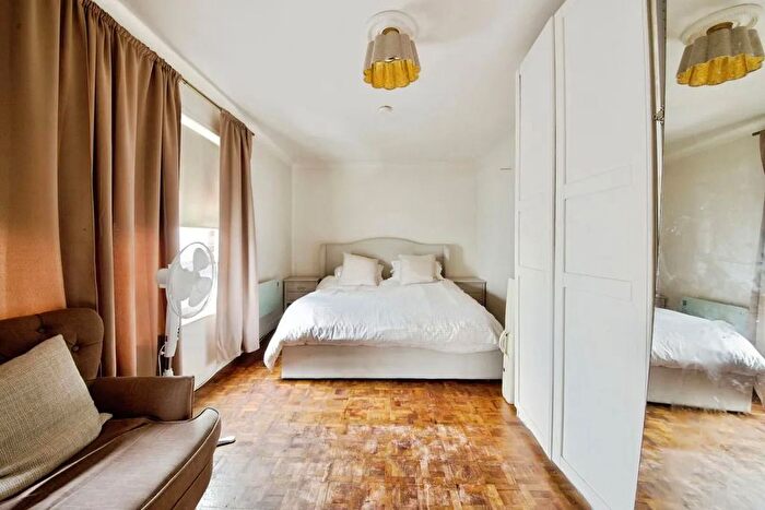 1 Bedroom Studio For Sale In High Road, London, N12