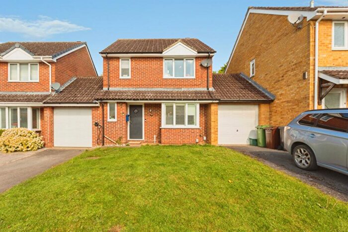 3 Bedroom Link Detached House For Sale In Elwes Close, Abingdon, OX14