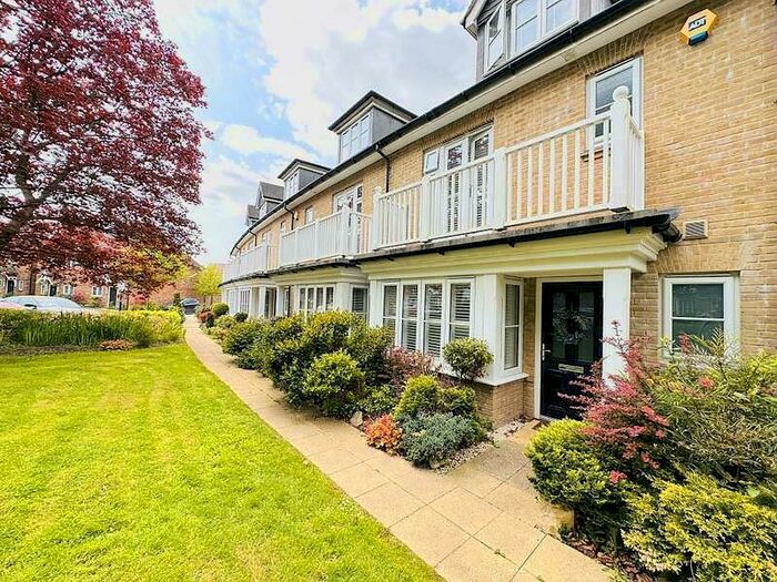 3 Bedroom Town House To Rent In Bedroom Terraced Town House In Caterham On The Hill, CR3