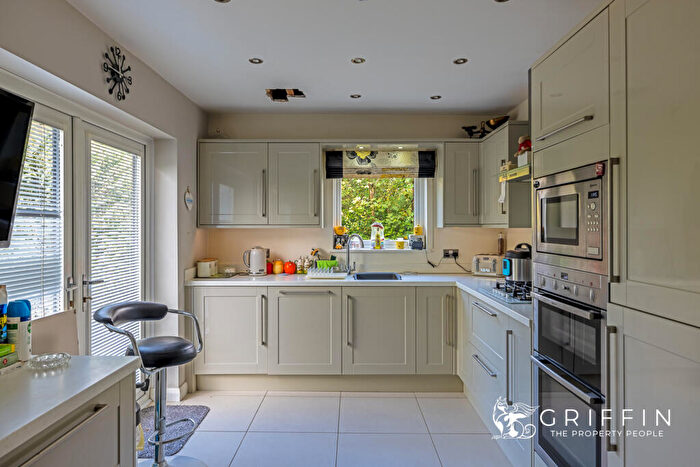 3 Bedroom Detached House For Sale In Hillcrest Close, SS17