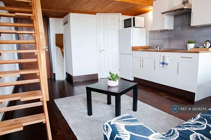 Studio To Rent In Edgware Road, London, NW2