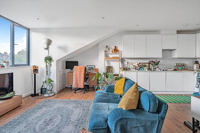 1 Bedroom Flat To Rent In Fountayne Road, Stoke Newington, London, N16