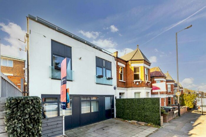 3 Bedroom Flat To Rent In Colney Hatch Lane, London, N10