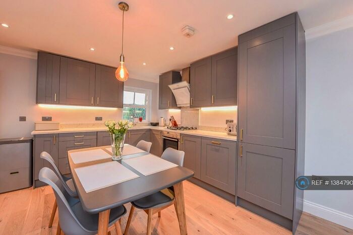 2 Bedroom Flat To Rent In Claremont Avenue, Woking, GU22