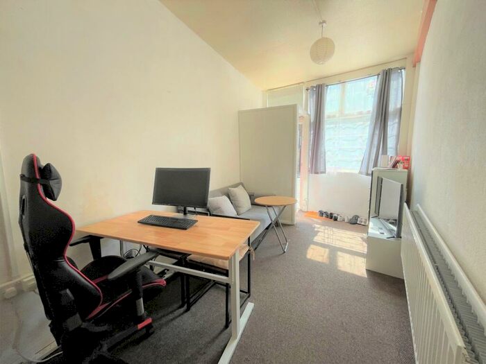 1 Bedroom Flat To Rent In Wedmore Gardens, Archway, N19