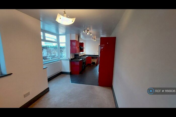 3 Bedroom Terraced House To Rent In Heneage Road, Grimsby, DN32