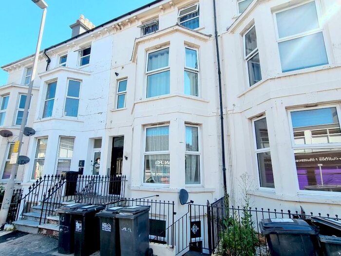 2 Bedroom Flat To Rent In Cavendish Place, Eastbourne, East Sussex, BN21