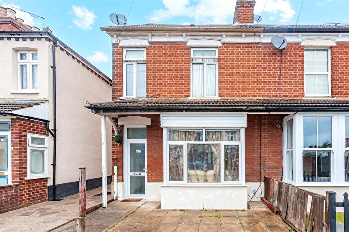3 Bedroom End Of Terrace House For Sale In Vine Street, Romford, RM7