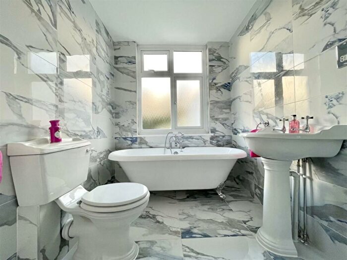 2 Bedroom Flat To Rent In Sea Road, Bexhill-On-Sea, TN40