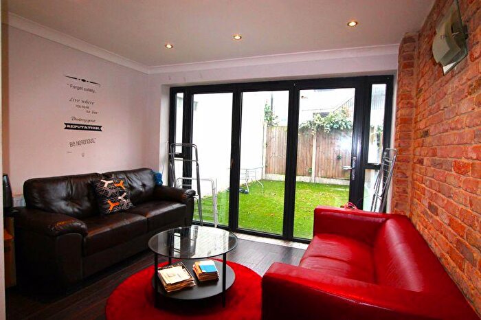 Flat To Rent In Vallance Road, London, E1