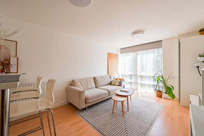 2 Bedroom Flat To Rent In Cassilis Road, Canary Wharf, London, E14