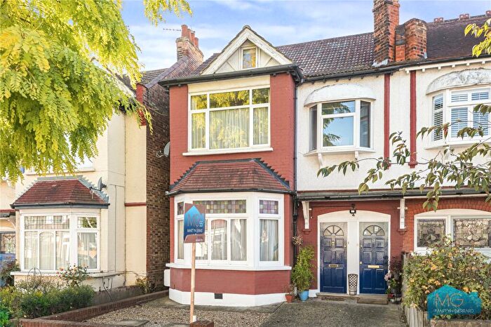 2 Bedroom Apartment For Sale In Chislehurst Avenue, North Finchley, London, N12