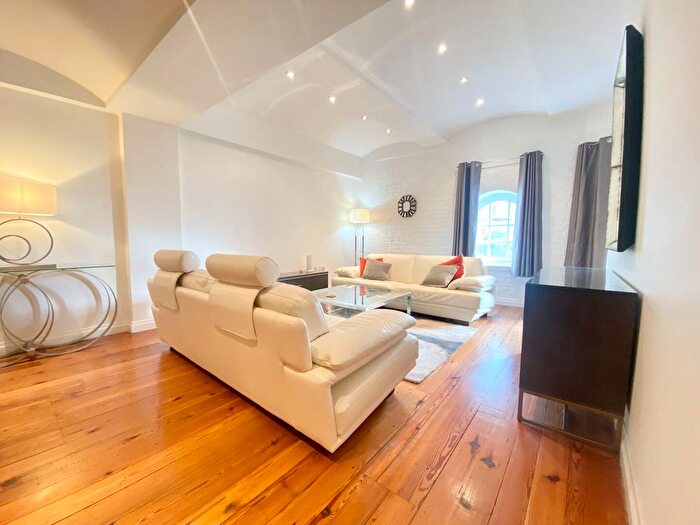 2 Bedroom Flat To Rent In Middle Warehouse, Castle Quay, Manchester, M15