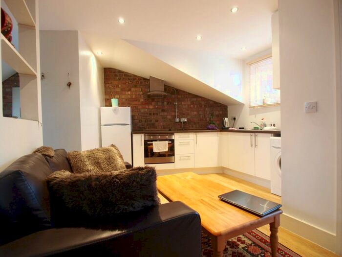 Studio To Rent In Fortis Green, East Finchley, N2