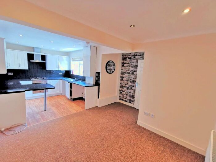 2 Bedroom Flat To Rent In Pottery Road, Oldbury B68