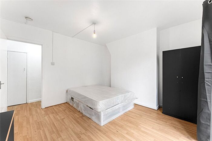 3 Bedroom Flat To Rent In Queensbridge Road, Haggerston, London, E2