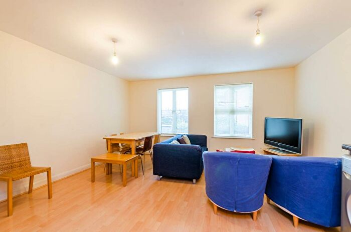 2 Bedroom Flat To Rent In Macleod Street, Elephant And Castle, London, SE17