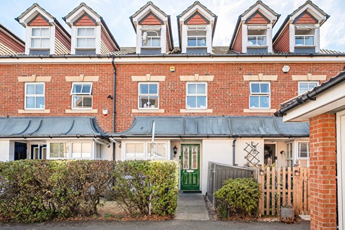 4 Bedroom Property For Sale In Bowater Gardens, Sunbury-On-Thames, TW16