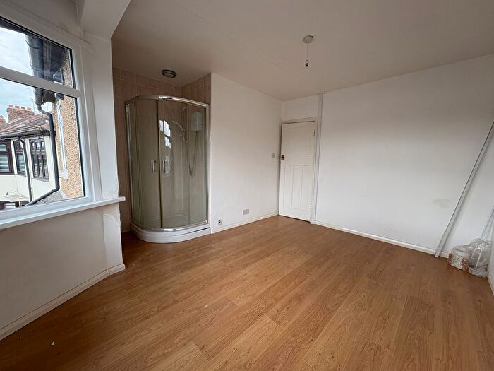 5 Bedroom Semi-Detached House To Rent In Nightingale Road, London, N9
